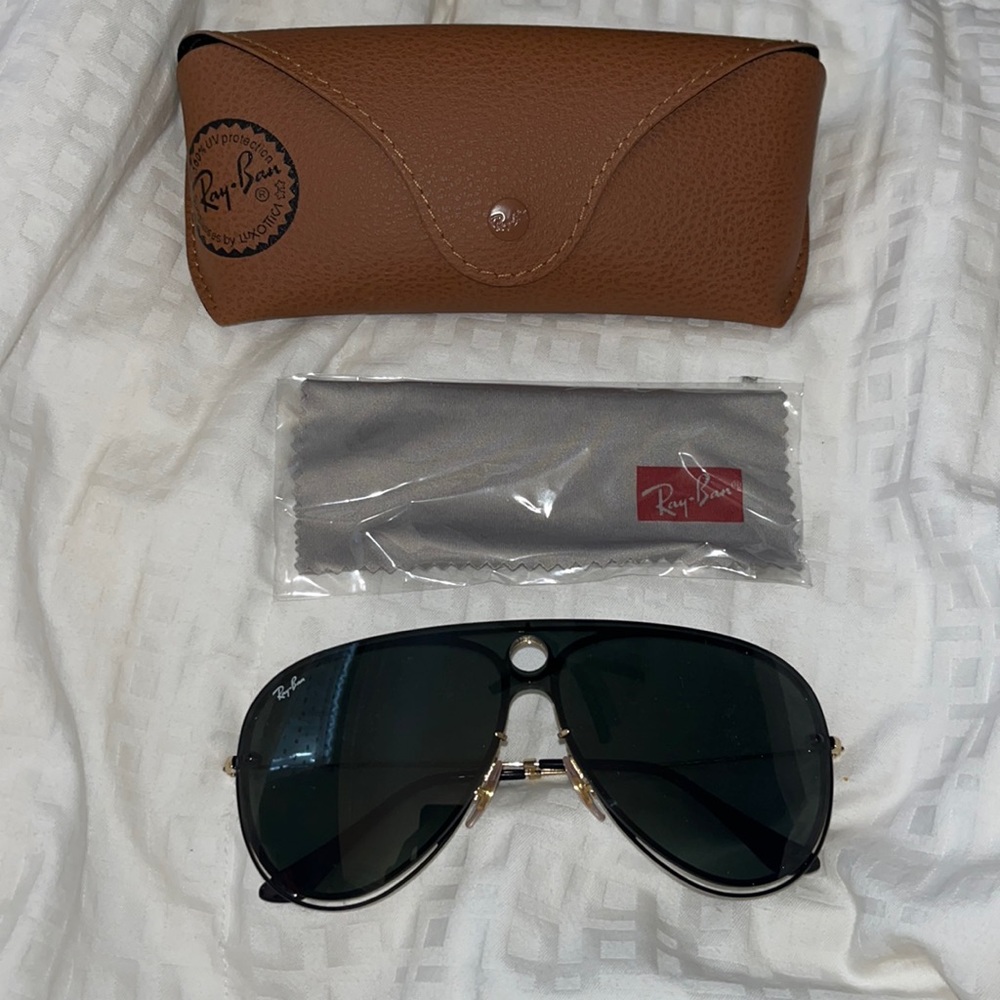 BNIB - Rayban Aviator Sunglasses - Black with Gold Trim.